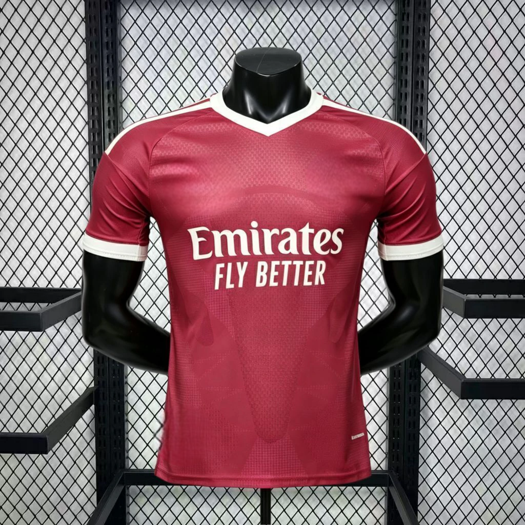 Camiseta R.M. 26-27 tercera equipación Player vista frontal en rosa oscuro con cuello en V crema y patrón geométrico tonal