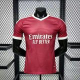 Camiseta R.M. 26-27 tercera equipación Player vista frontal en rosa oscuro con cuello en V crema y patrón geométrico tonal