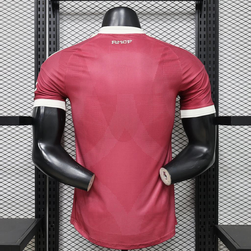 Camiseta R.M. 26-27 tercera equipación Player vista trasera en rosa oscuro con panel central de ventilación y acabado crema en el cuello