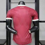 Camiseta R.M. 26-27 tercera equipación Player vista trasera en rosa oscuro con panel central de ventilación y acabado crema en el cuello