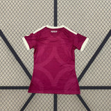 Camiseta R.M. 26-27 tercera equipación de mujer vista trasera en granate con detalles crema en hombros, cuello y mangas