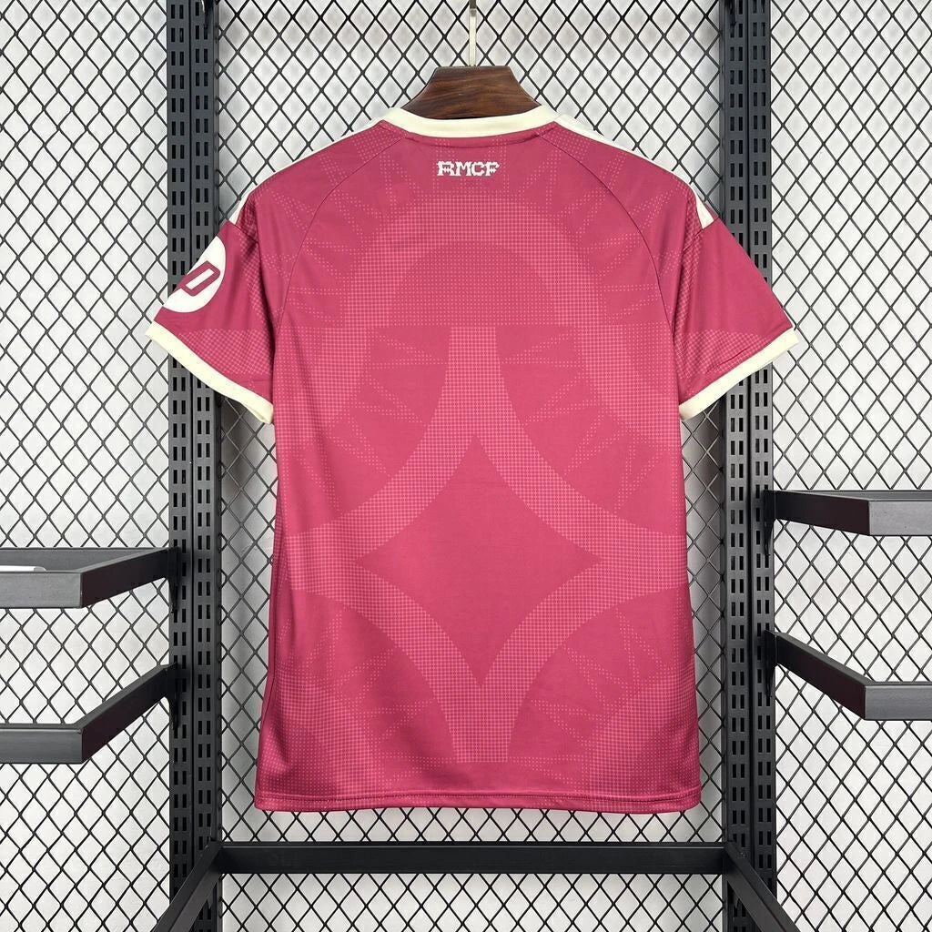 Camiseta R.M. 26-27 tercera equipación vista trasera en rosa oscuro con diseño geométrico tonal y acabados crema en cuello y mangas