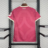Camiseta R.M. 26-27 tercera equipación vista trasera en rosa oscuro con diseño geométrico tonal y acabados crema en cuello y mangas
