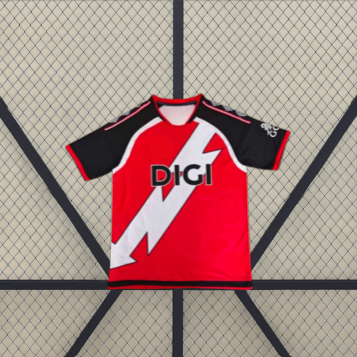Camiseta Rayo Vallecano 26-27 visitante en rojo, con diseño diagonal blanco y mangas negras. Ideal para animar, vestir a diario o coleccionar.