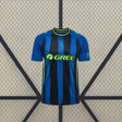 Camiseta Real Betis 26-27 tercera equipación vista frontal con franjas verticales azules y negras, mangas azules y detalles verde lima