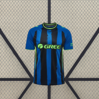 Camiseta Real Betis 26-27 tercera equipación vista frontal con franjas verticales azules y negras, mangas azules y detalles verde lima