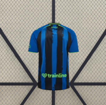 Camiseta Real Betis 26-27 tercera equipación vista trasera con franjas verticales azules y negras y detalles verde lima en cuello y mangas