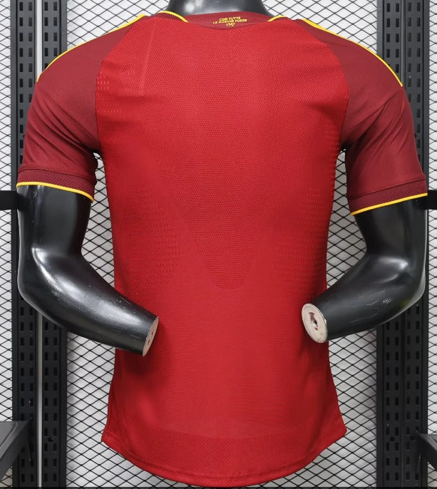 Camiseta Roma 26-27 local Player vista trasera en rojo con panel central de ventilación y detalles amarillos en hombros y mangas