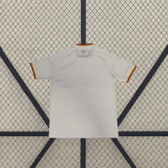 Camiseta Roma 26-27 visitante vista trasera en blanco con ribetes granates y dorados en las mangas y el cuello