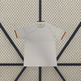 Camiseta Roma 26-27 visitante vista trasera en blanco con ribetes granates y dorados en las mangas y el cuello