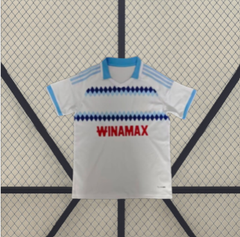 Camiseta Strasbourg 26-27 visitante vista frontal en blanco con cuello y mangas azul celeste y franjas geométricas azules en el pecho
