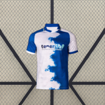 Camiseta Tenerife 26-27 local vista frontal en blanco y azul con diseño de pincelada irregular, mangas a contraste y detalles azules
