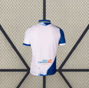 Camiseta Tenerife 26-27 local vista trasera en blanco con gran panel azul lateral, cuello a contraste y puños azules