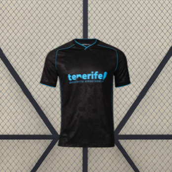 Camiseta Tenerife 26-27 visitante vista frontal en negro con detalles azul turquesa, cuello en V y patrón tonal