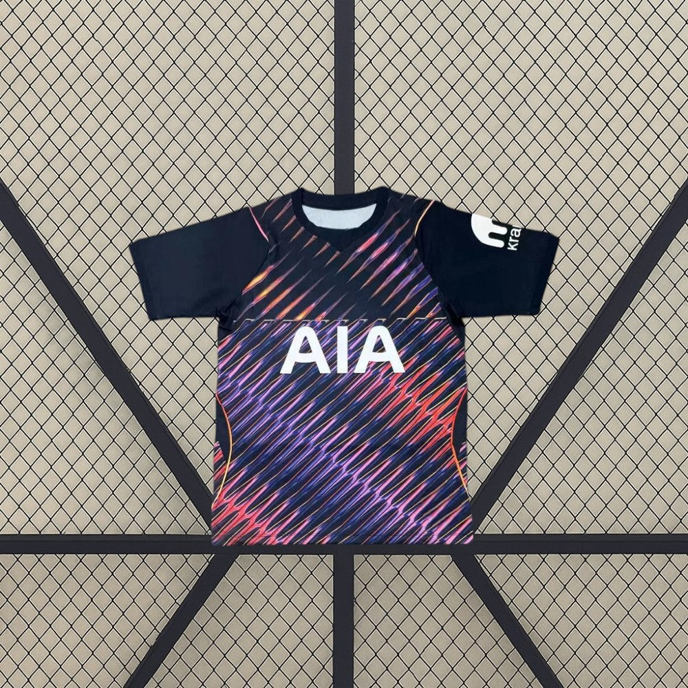 Camiseta Tottenham 26-27 visitante vista frontal en azul marino con estampado diagonal multicolor en tonos rosa, morado y naranja