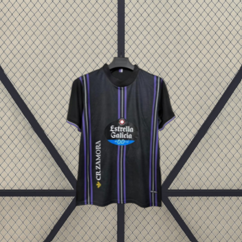 Camiseta Valladolid 26-27 visitante vista frontal desplegada en negro con finas franjas moradas y detalles a contraste
