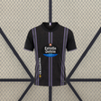 Camiseta Valladolid 26-27 visitante vista frontal en negro con franjas verticales moradas, patrón tonal y cuello redondo