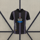 Camiseta Valladolid 26-27 visitante vista frontal en negro con franjas verticales moradas, patrón tonal y cuello redondo