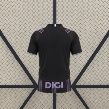 Camiseta Valladolid 26-27 visitante vista trasera en negro con detalles morados en hombros, mangas y parte inferior