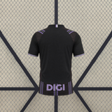 Camiseta Valladolid 26-27 visitante vista trasera en negro con detalles morados en hombros, mangas y parte inferior