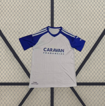 Camiseta Zaragoza 26-27 local vista frontal desplegada con cuerpo blanco, mangas azules y detalles blancos en los hombros