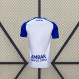 Camiseta Zaragoza 26-27 local vista trasera en blanco con mangas azules y detalles a contraste en hombros y cuello