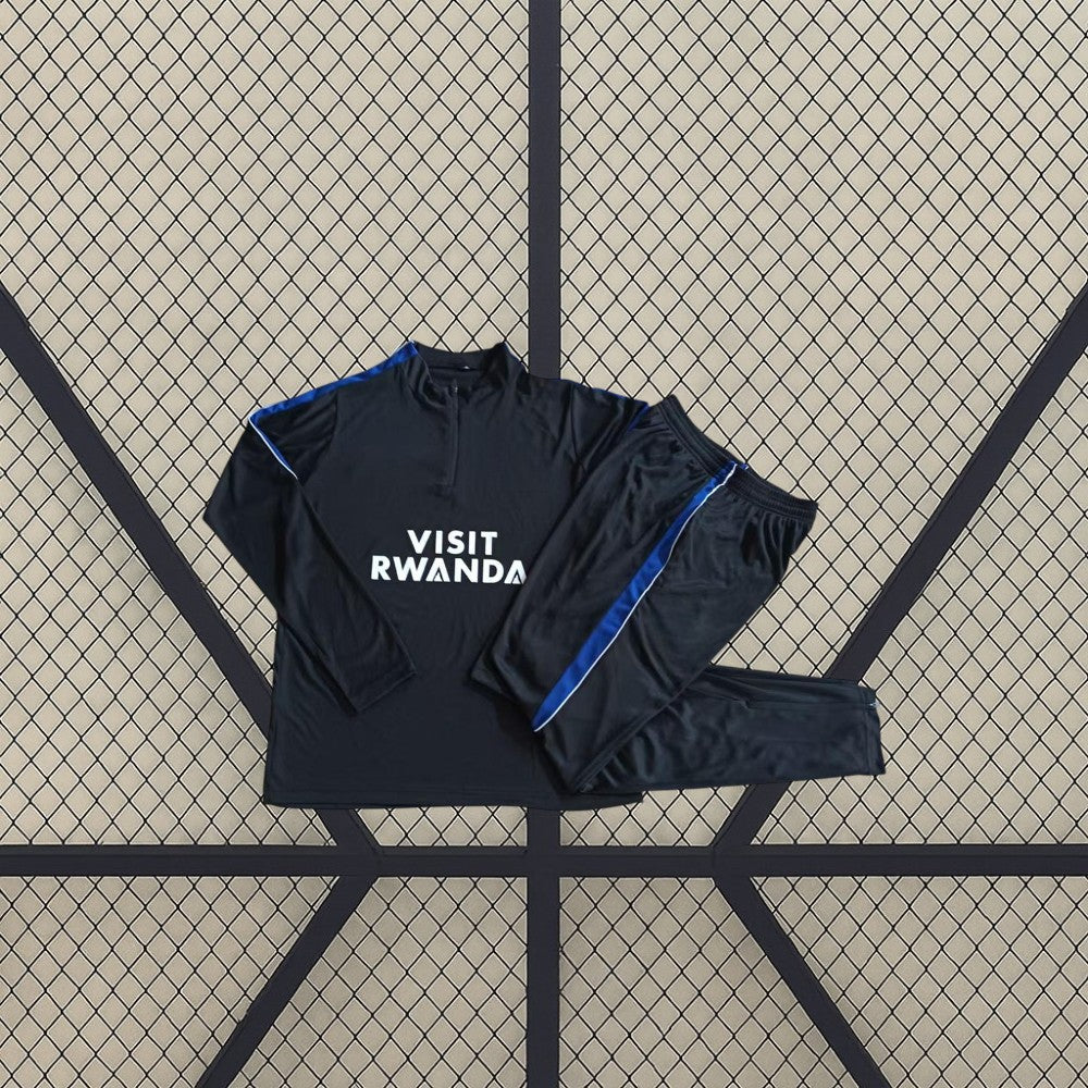 Chándal Atlético de Madrid 26-27 Modelo 2 con sudadera oscura de media cremallera y pantalón largo con detalles azules y blancos