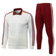 Chándal España 26-27 Modelo 2 vista frontal con chaqueta blanca de cremallera completa y pantalón granate con franjas blancas