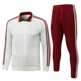 Chándal España 26-27 Modelo 2 vista frontal con chaqueta blanca de cremallera completa y pantalón granate con franjas blancas