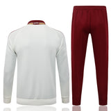 Chándal España 26-27 Modelo 2 vista trasera con chaqueta blanca, cuello granate con detalle España y pantalón granate