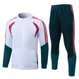 Chándal R.M. 26-27 modelo 1 vista frontal con chaqueta blanca de cremallera completa y pantalón verde petróleo con franjas rosas