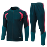 Chándal R.M. 26-27 modelo 2 vista frontal con chaqueta verde petróleo oscuro de cremallera completa y pantalón largo a juego con franjas rosas