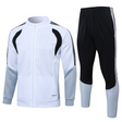 Chándal R.M. 26-27 modelo 3 vista frontal con chaqueta blanca de cremallera completa y pantalón negro con paneles inferiores en gris claro