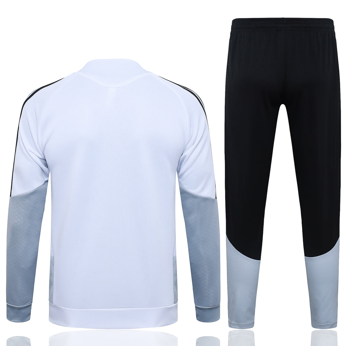 Chándal R.M. 26-27 modelo 3 vista trasera con chaqueta blanca de manga larga y pantalón largo negro y gris claro
