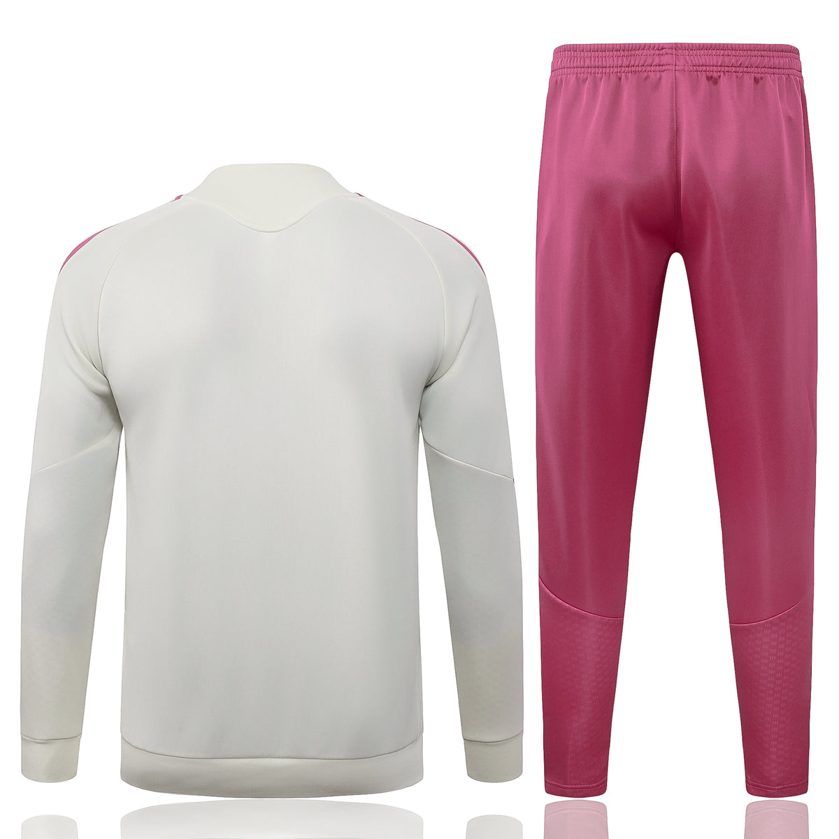 Chándal R.M. 26-27 modelo 5 vista trasera con chaqueta de manga larga en color crema y pantalón largo rosa
