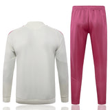 Chándal R.M. 26-27 modelo 5 vista trasera con chaqueta de manga larga en color crema y pantalón largo rosa