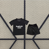 Conjunto infantil de la equipación Real Sociedad 26-27 visitante con camiseta negra y pantalón corto negro visto de frente