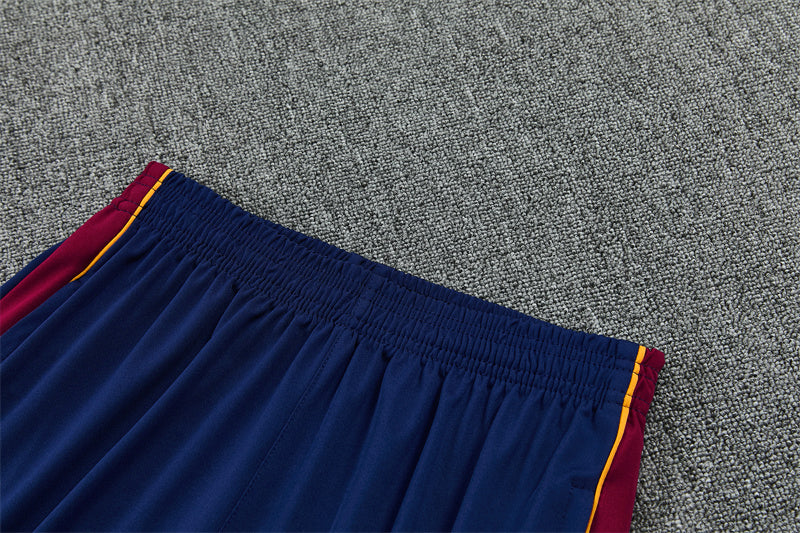 Detalle de la cintura elástica del pantalón azul del chándal Barcelona 26-27 con laterales granates y ribete amarillo