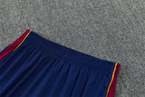Detalle de la cintura elástica del pantalón azul del chándal Barcelona 26-27 con laterales granates y ribete amarillo