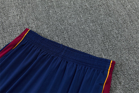 Detalle de la cintura elástica del pantalón azul del chándal Barcelona 26-27 con laterales granates y ribete amarillo