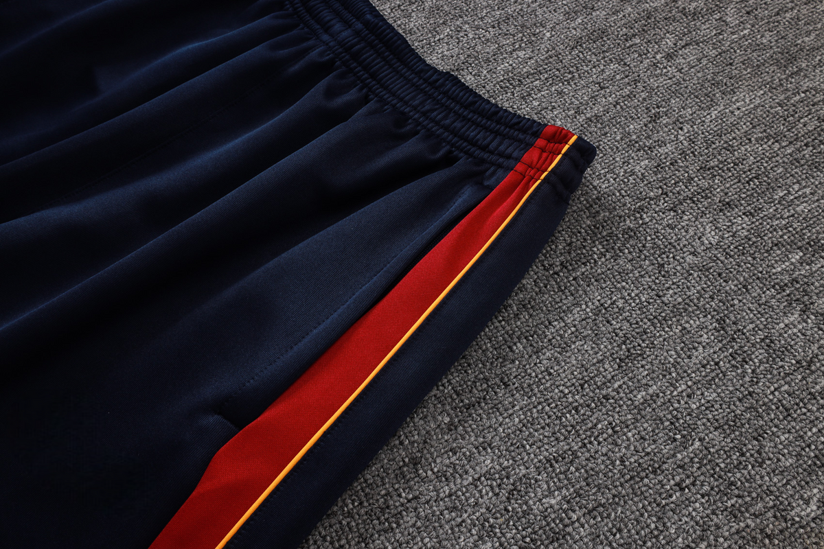 Detalle de la cintura elástica y franja lateral roja con ribete amarillo del pantalón del chándal Barcelona 26-27 Modelo 4