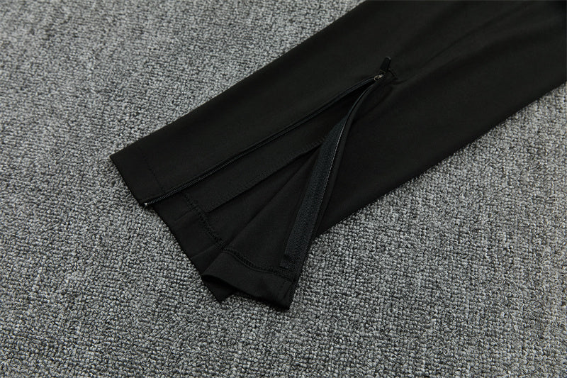 Detalle de la cremallera en el bajo del pantalón negro del chándal Barcelona 26-27 Modelo 1