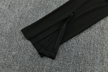 Detalle de la cremallera en el bajo del pantalón negro del chándal Barcelona 26-27 Modelo 1