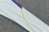 Detalle de la manga azul claro del chándal Barcelona 26-27 con panel morado y fino ribete naranja