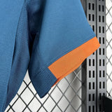 Detalle de la manga corta de la camiseta Valencia 26-27 visitante, con puño naranja y panel de tejido microperforado