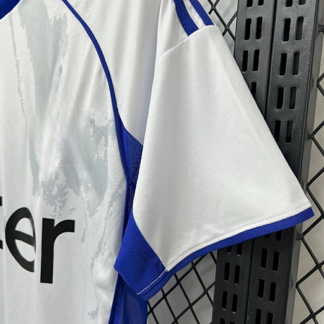 Detalle de la manga corta y el panel lateral azul de la camiseta Como 25-26 visitante