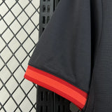 Detalle de la manga de la camiseta AC Milan 26-27 3ª equipación con tejido negro texturizado y remate en tonos rojos