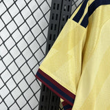 Detalle de la manga de la camiseta Arsenal 26-27 tercera equipación con patrón tonal amarillo y remate granate y azul marino