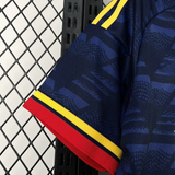 Detalle de la manga de la camiseta Arsenal 26-27 visitante con patrón azul marino y remate rojo y amarillo