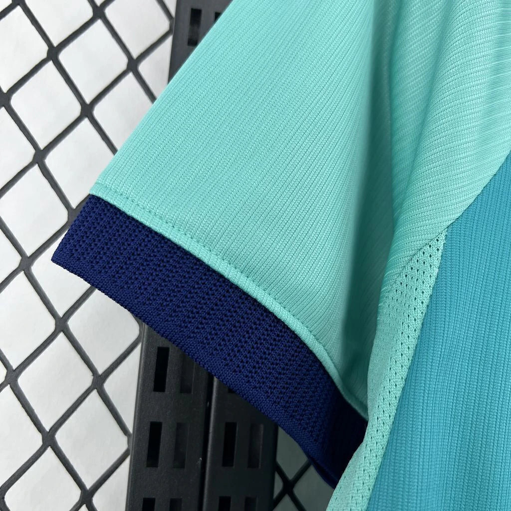 Detalle de la manga de la camiseta Barcelona 26-27 tercera equipación con puño azul marino y panel lateral microperforado